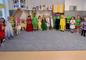 Zdjęcie grupowe w strojach karnawałowych