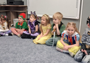 Dzieci w strojach karnawałowych