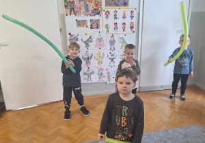 Dzieci bawią się i tańczą z długimi balonami