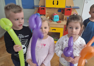 Dzieci z balonami zwiniętymi w zwierzątka