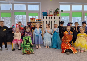 Zdjęcie grupowe w strojach karnawałowych