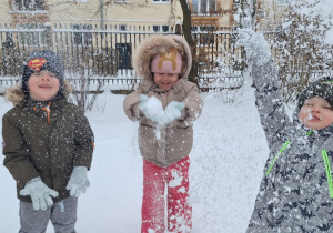 Dzieci podrzucają śnieg