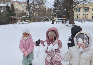 Dzieci rzucają kulkami śniegu