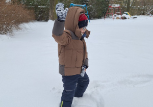 Dzieci rzucają kulkami śniegu