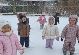 Dzieci bawią się śniegiem