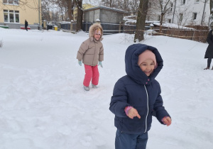 Dzieci bawią się na śniegu