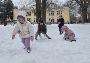 Dzieci bawią się na śniegu