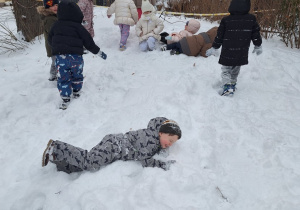 Dzieci turlają się z górki