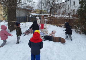 Dzieci turlają się z górki