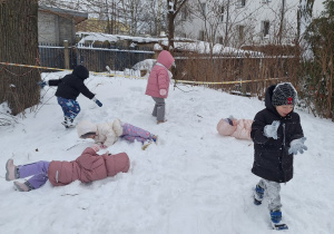 Dzieci turlają się z górki