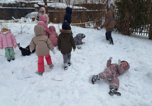 Dzieci turlają się z górki