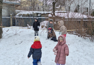 Dzieci turlają się z górki