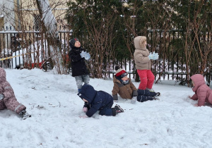 Dzieci turlają się z górki