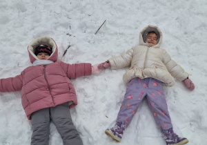 Dzieci bawia się na śniegu