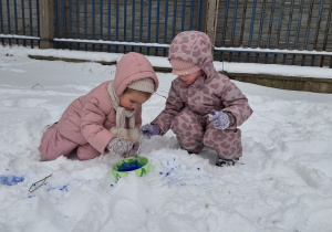 Dzieci malują śnieg