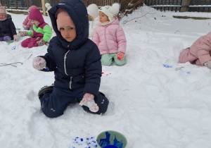 Dzieci malują śnieg