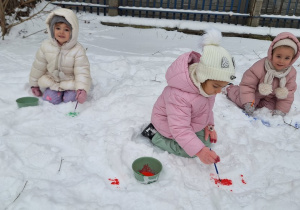 Dzieci malują śnieg