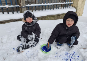 Dzieci malują śnieg