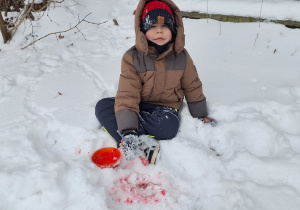 Dzieci malują śnieg