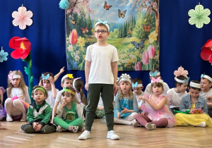 Chłopiec w roli motylka
