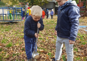 Bartek sprawdza czy Ernest na pewno zaniesie ziemniaka na łyżce w wyznaczone miejsce.