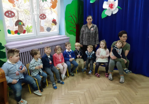Dzieci z grupy I siedzą na krzesełkach i słuchają wierszy o Polsce.