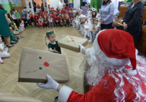 Mikołaj daje prezent Justynce